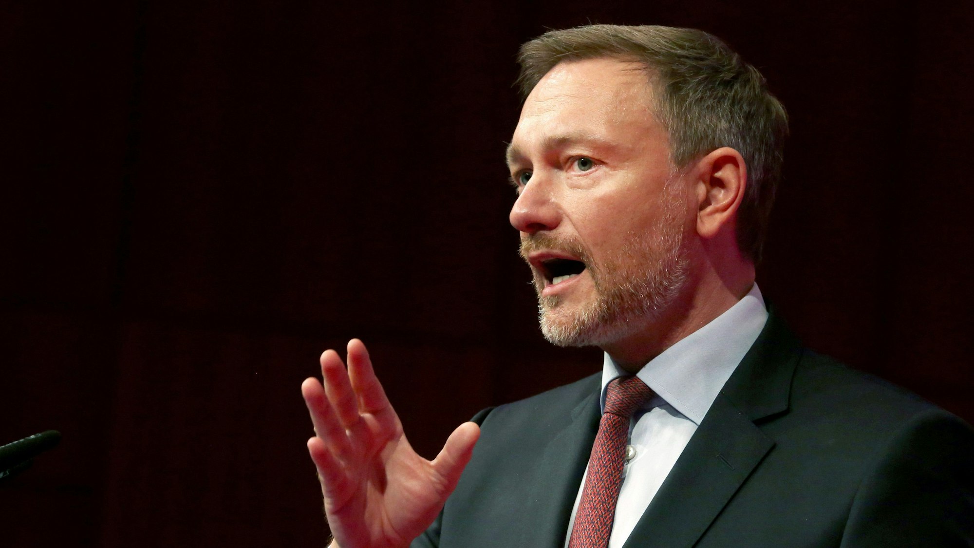 Christian Lindner, Bundesvorsitzender der FDP, spricht auf dem Landesparteitag der nordrhein-westfälischen FDP zu den Delegierten. Auf dem Landesparteitag finden die Vorstandswahlen statt.