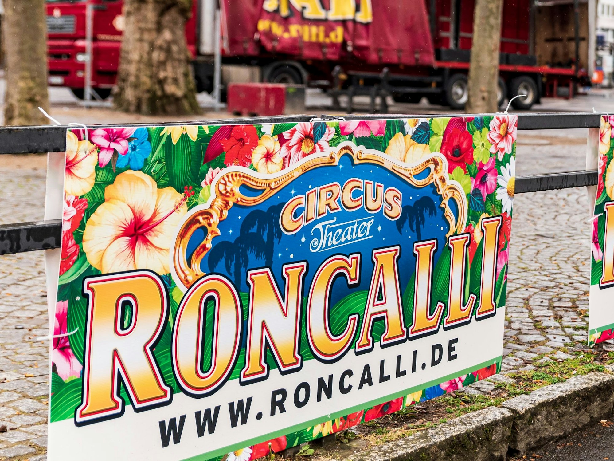 Die Aufbauarbeiten auf dem Kölner Neumarkt haben begonnen (Foto vom 31. März 2022). Auf dem Plakat ist noch das alte Roncalli-Logo mit den Schattenpalmen zu sehen.