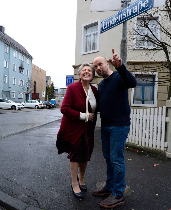 Schauspielerin Marie-Luise Marjan und Schauspieler Moritz Sachs schauen sich in der Kulisse der ARD-Vorabendserie „Lindenstraße“ um (Foto vom 27. November 2019). Jetzt wird die Kulisse abgerissen.