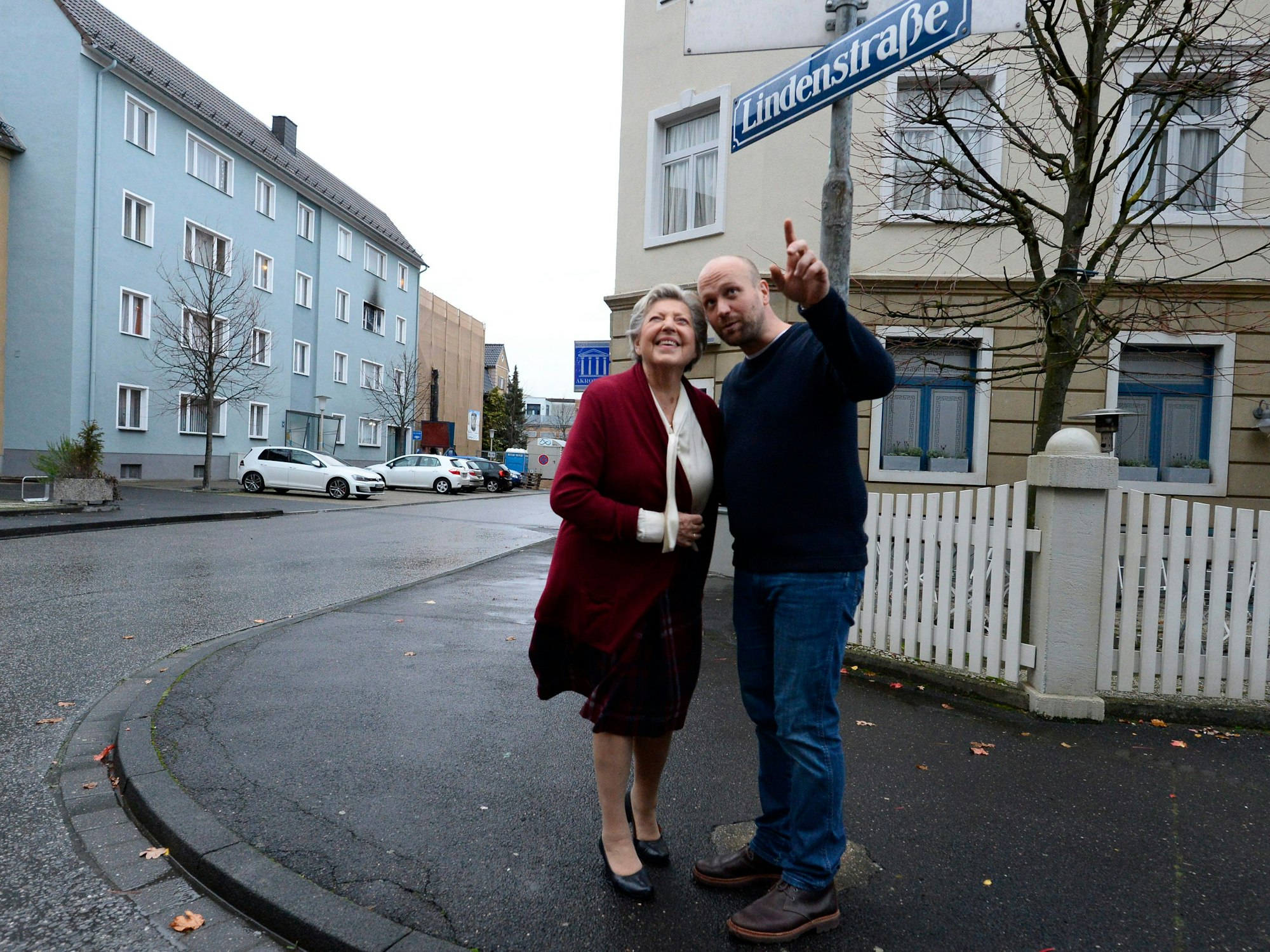 Schauspielerin Marie-Luise Marjan und Schauspieler Moritz Sachs schauen sich in der Kulisse der ARD-Vorabendserie „Lindenstraße“ um (Foto vom 27. November 2019). Jetzt wird die Kulisse abgerissen.