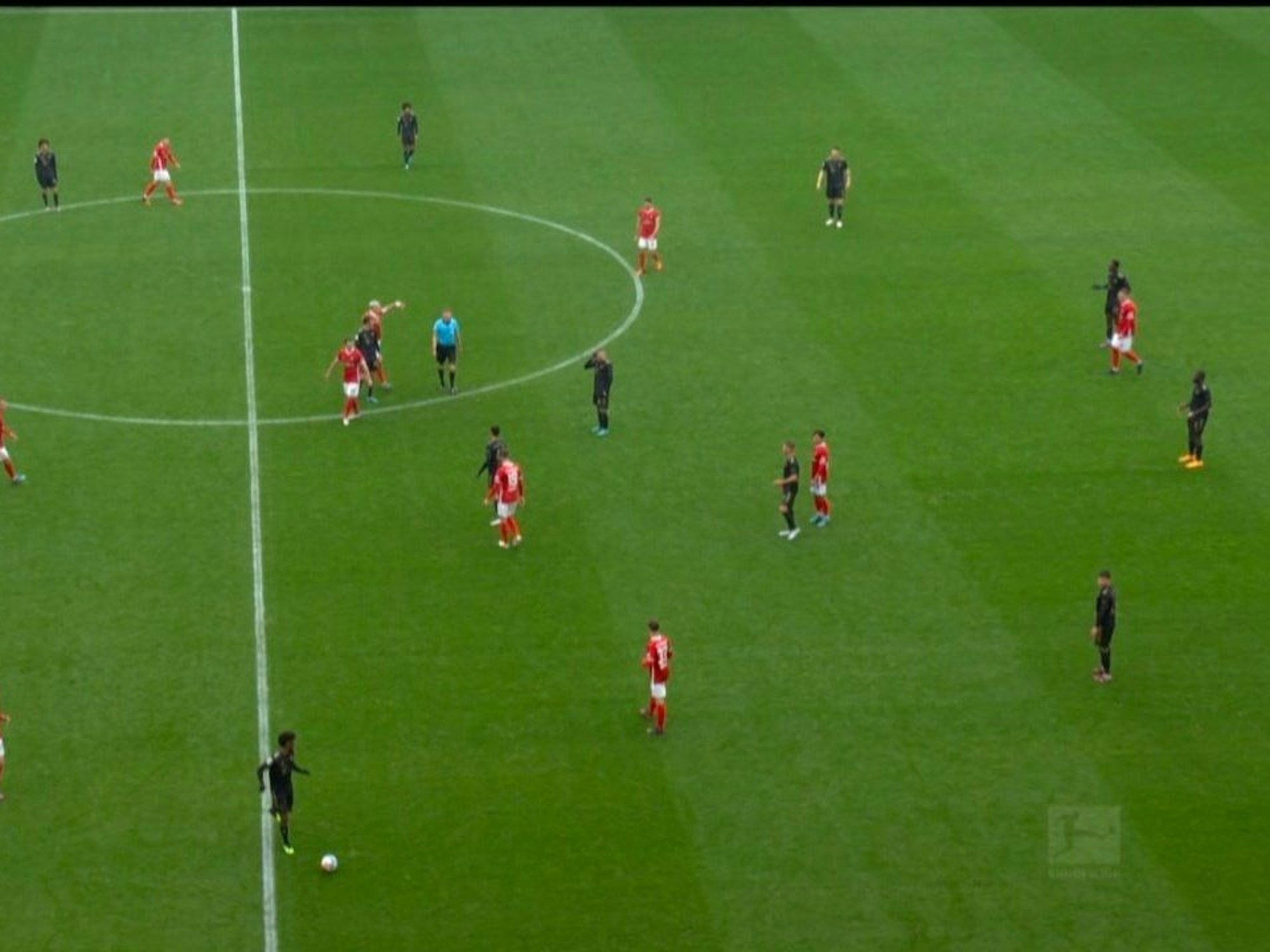 Auf dem Bild ist es deutlich zu erkennen: Elf Feldspieler stehen für den FC Bayern auf dem Platz.