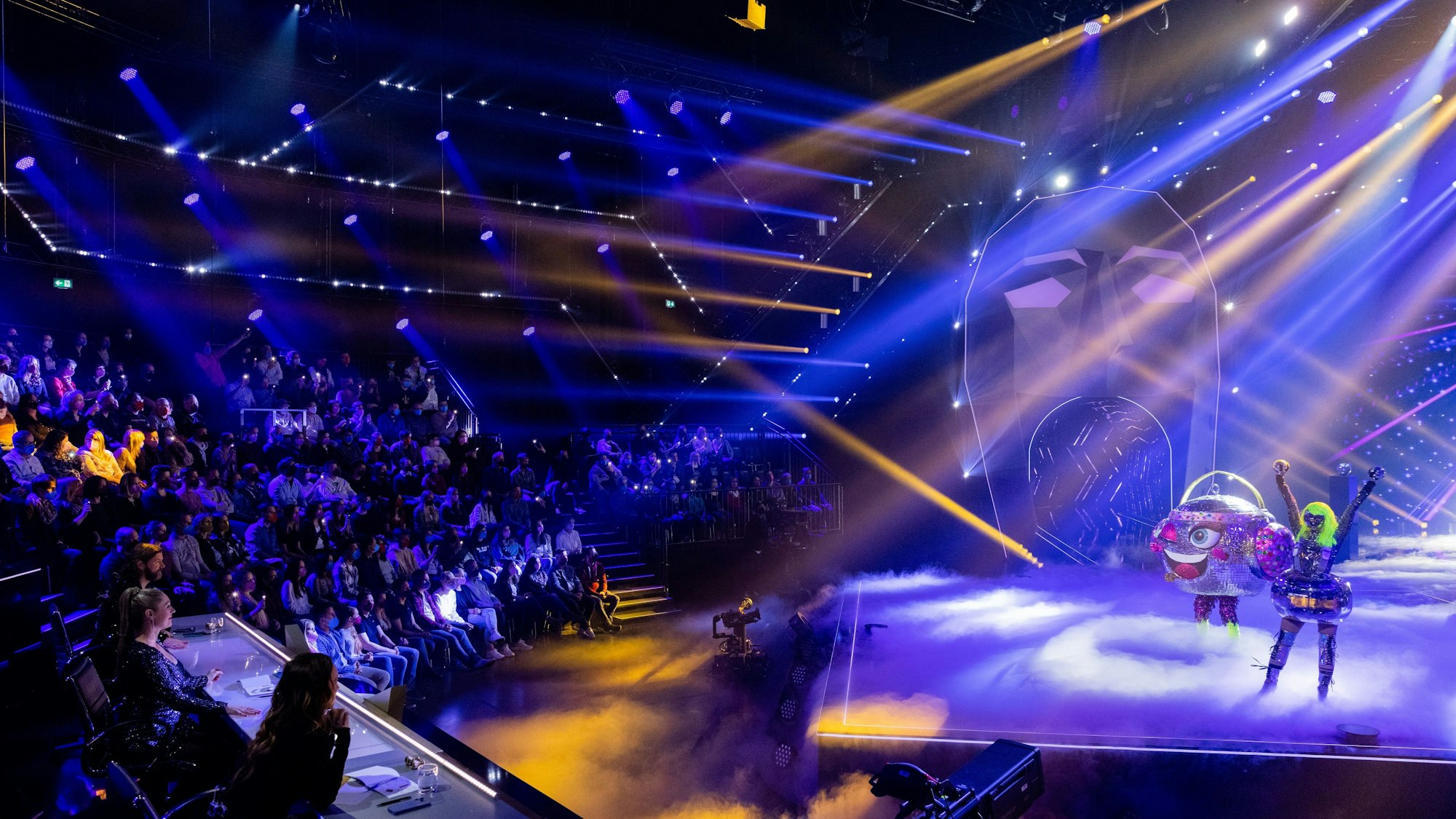 Die Figur „Die Discokugel“ steht in der ProSieben-Show „The Masked Singer“ auf der Bühne.