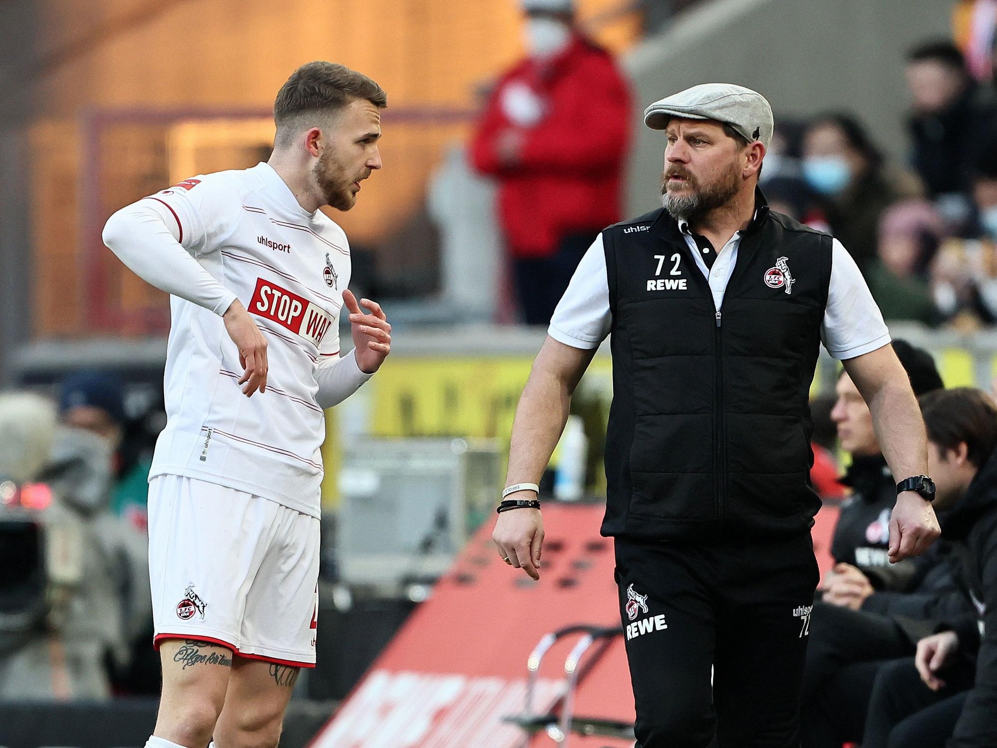 Jannes Horn vom 1. FC Köln und sein Trainer Steffen Baumgart im Gespräch an der Seitenlinie.