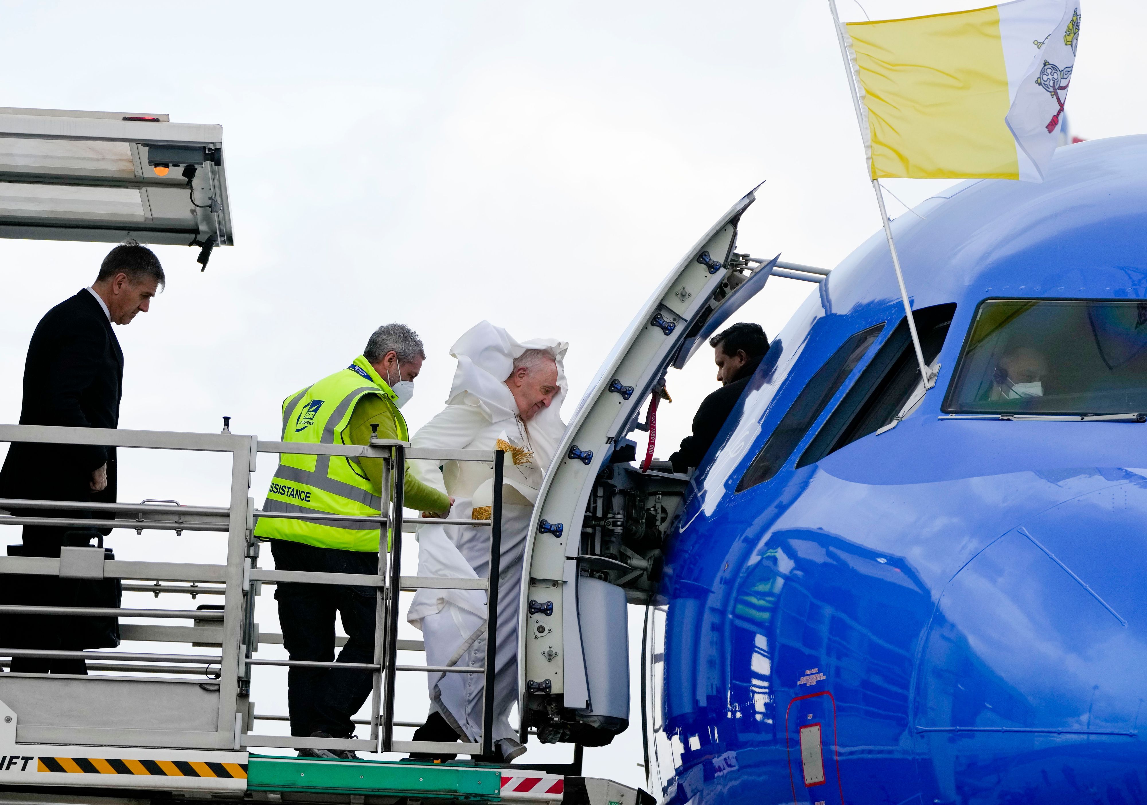 Papst Franziskus hat Probleme mit dem Ischias. Daher nutzte er am 2. April 2022 einen Behindertenlift zum Einstieg in den Flieger nach Malta.