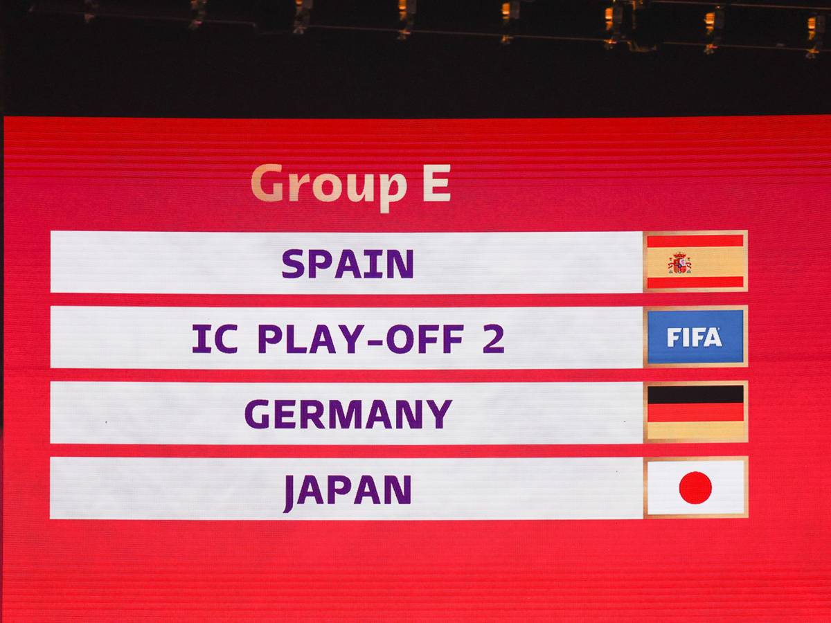 Die Gruppe E mit Spanien, dem Gewinner des Interkontinentalen Play-offs 2, Deutschland und Japan ist auf einer Anzeige zu sehen.