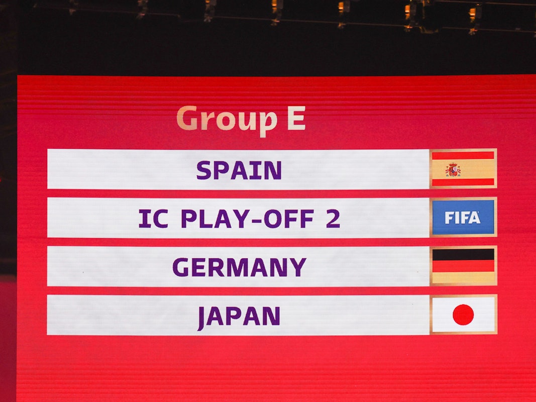 Die Gruppe E mit Spanien, dem Gewinner des Interkontinentalen Play-offs 2, Deutschland und Japan ist auf einer Anzeige zu sehen.