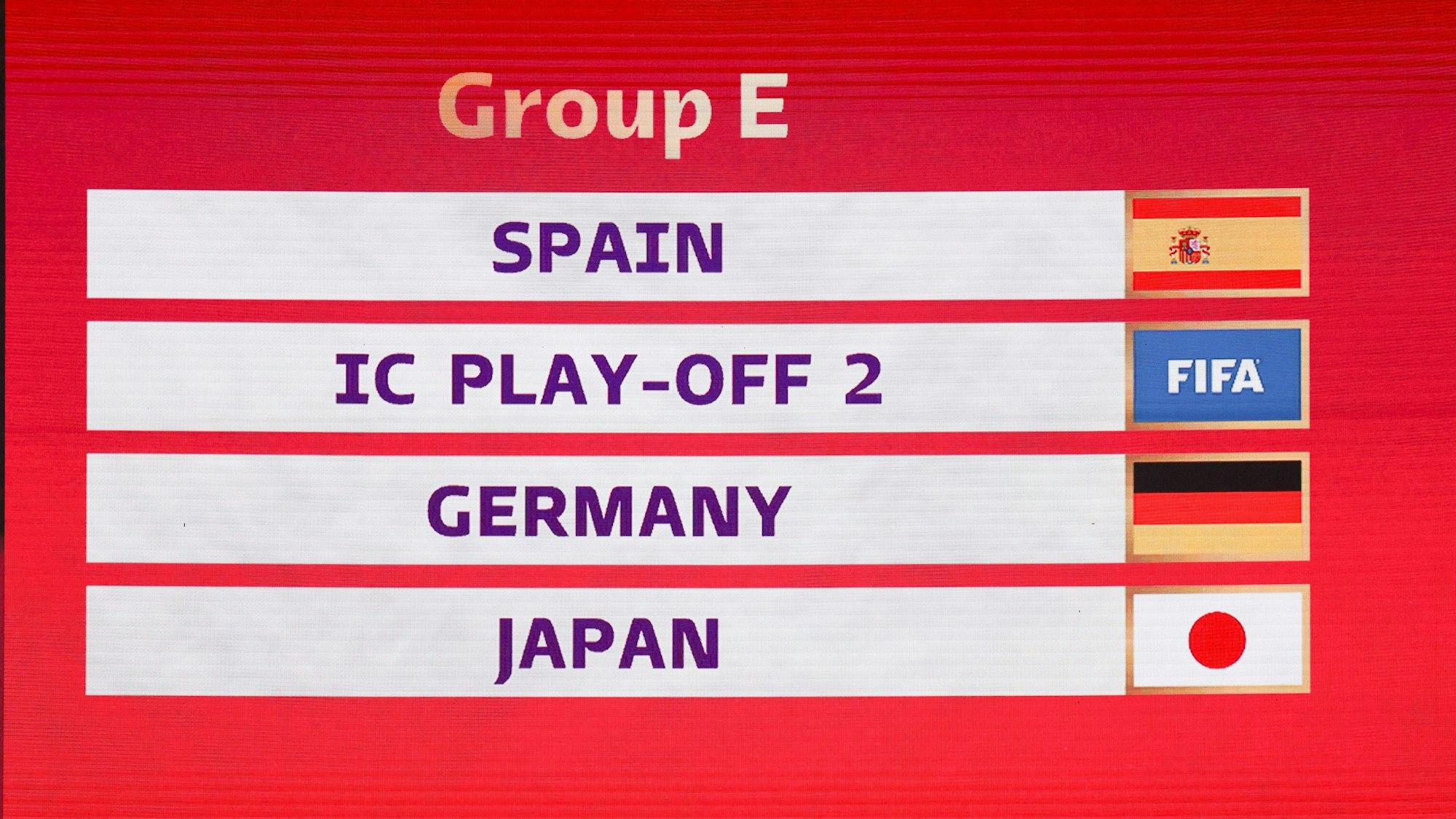Die Gruppe E mit Spanien, dem Gewinner des Interkontinentalen Play-offs 2, Deutschland und Japan ist auf einer Anzeige zu sehen.