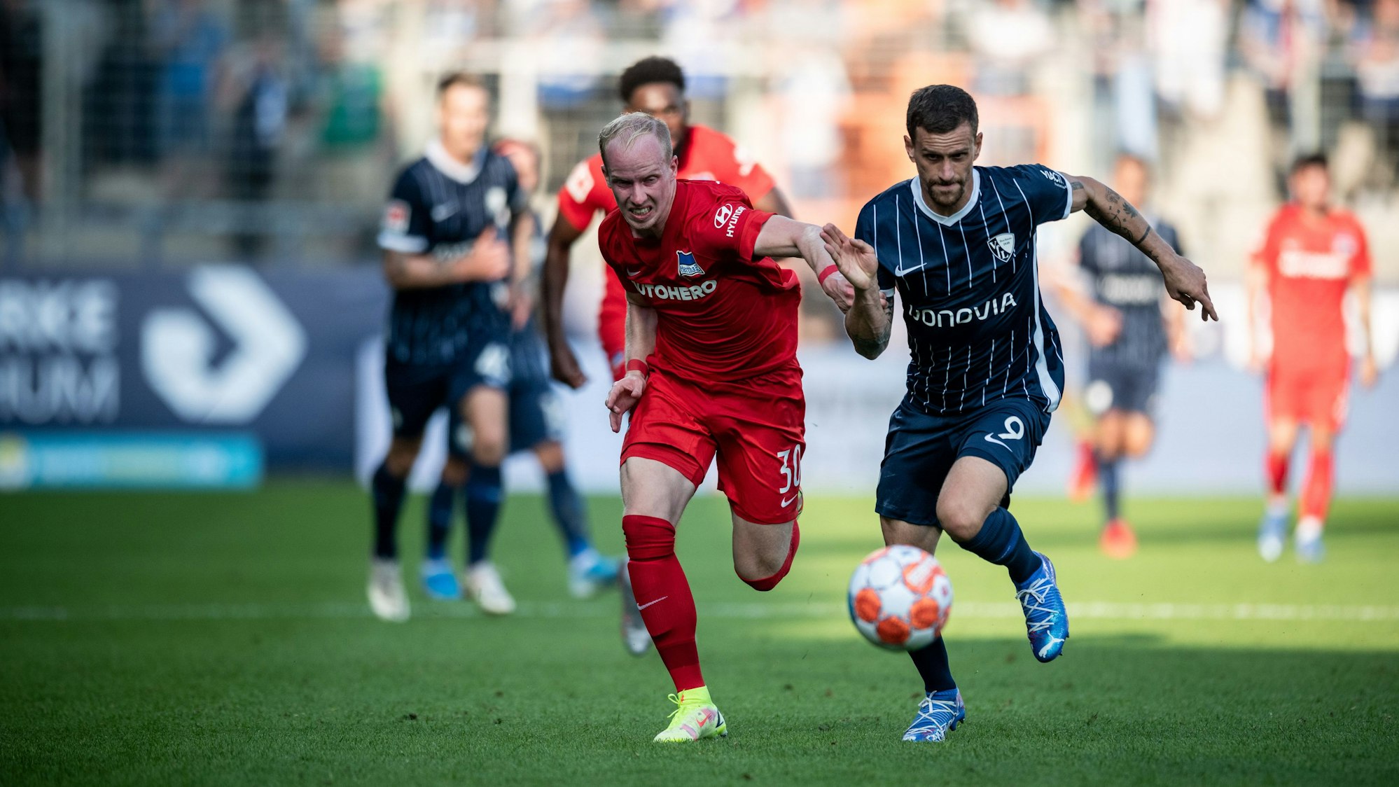 Dennis Jastrzembski im Zweikampf mit Simon Zoller