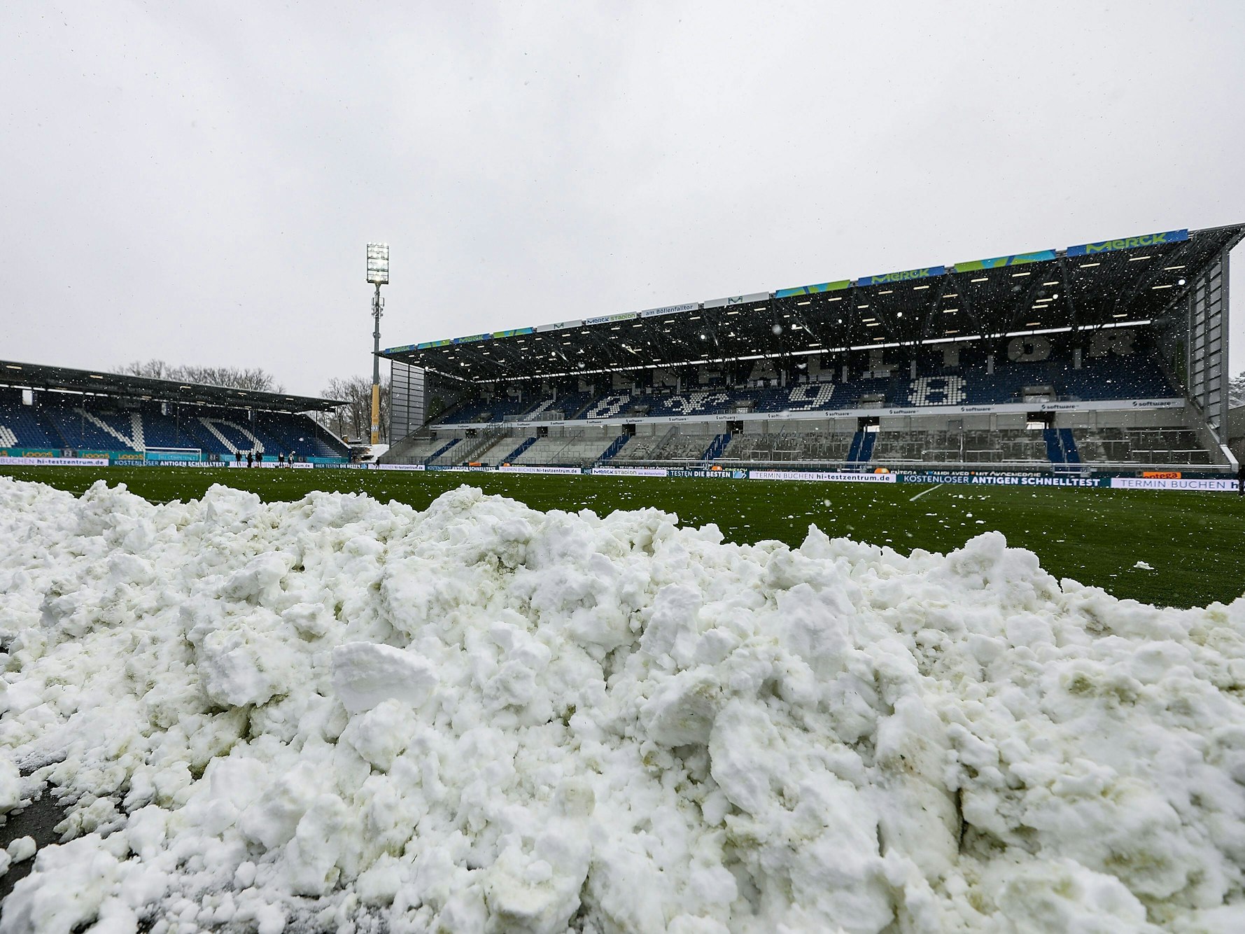 Der Platz des SV Darmstadt war am Samstagmorgen komplett mit Neuschnee bedeckt.