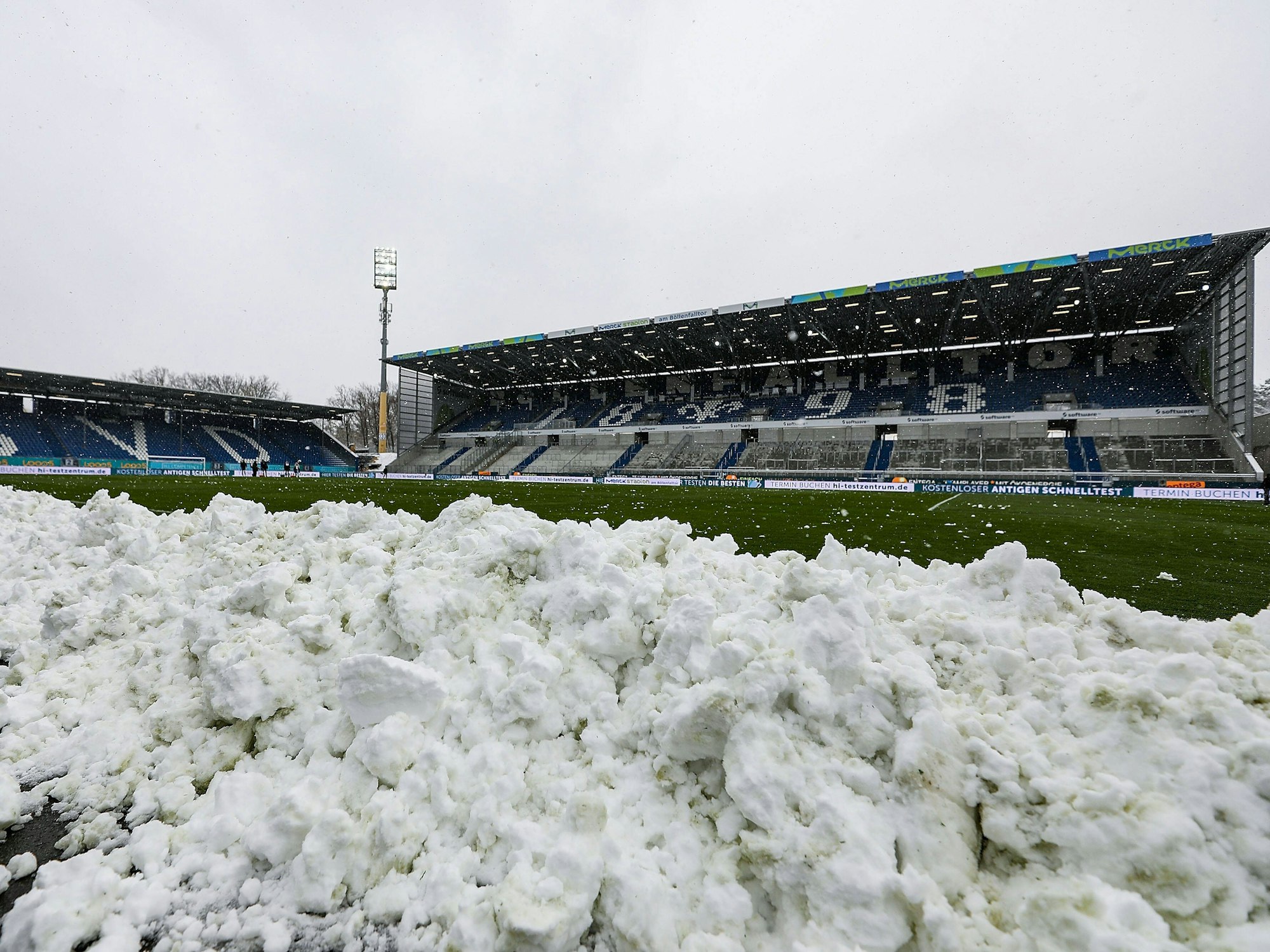 Der Platz des SV Darmstadt war am Samstagmorgen komplett mit Neuschnee bedeckt.