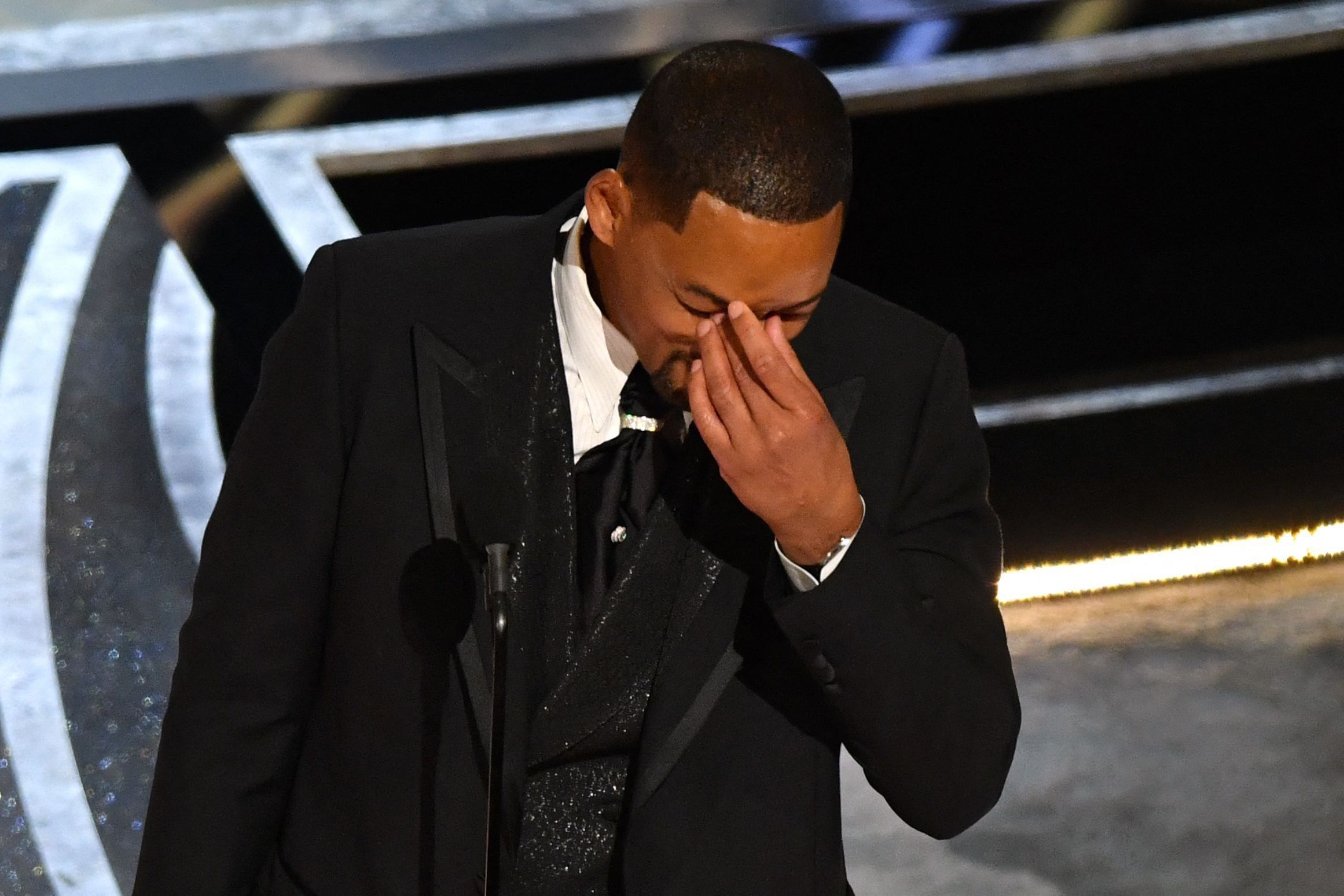 Will Smith bei seiner tränenreichen Rede bei den Oscars 2022. Nun hat der Oscar-Gewinner die Konsequenzen aus seinem Verhalten gezogen.