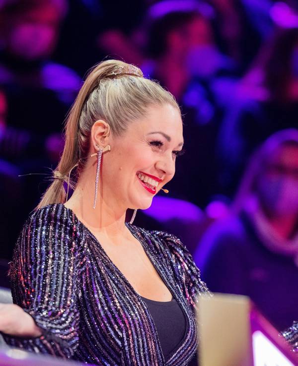 Ruth Moschner aus dem Rateteam sitzt in der ProSieben-Show „The Masked Singer“ am Rate-Pult.