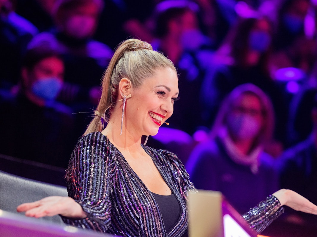 Ruth Moschner aus dem Rateteam sitzt in der ProSieben-Show „The Masked Singer“ am Rate-Pult.