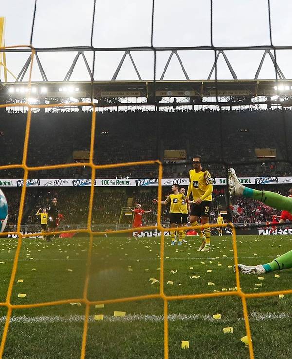 Gregor Kobel (BVB) liegt auf dem Boden, der Ball zappelt im Netz.