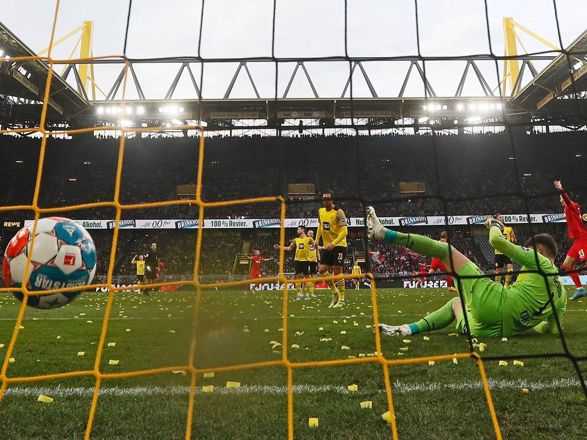 Gregor Kobel (BVB) liegt auf dem Boden, der Ball zappelt im Netz.