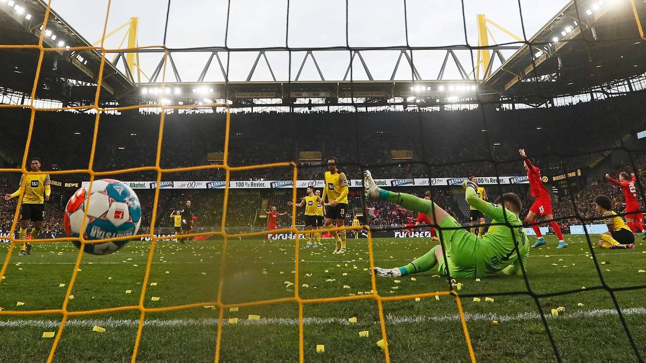 Gregor Kobel (BVB) liegt auf dem Boden, der Ball zappelt im Netz.