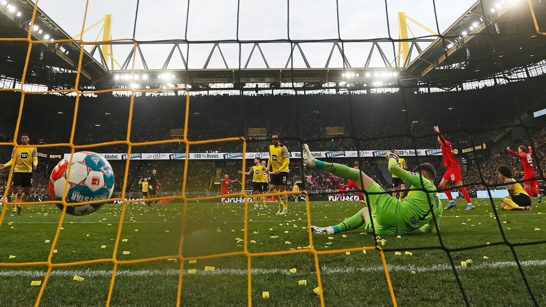 Gregor Kobel (BVB) liegt auf dem Boden, der Ball zappelt im Netz.
