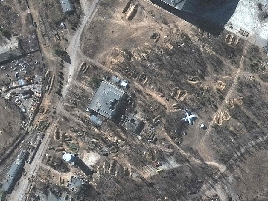 Vom Frachtflughafen Hostomel, hier ein Foto vom 21. März 2022, haben sich die Russen inzwischen zurückgezogen. Am Donnerstag veröffentlichte Drohnenaufnahmen zeigen das Riesenflugzeug und den Militärflughafen nördlichen von Kyjiw.