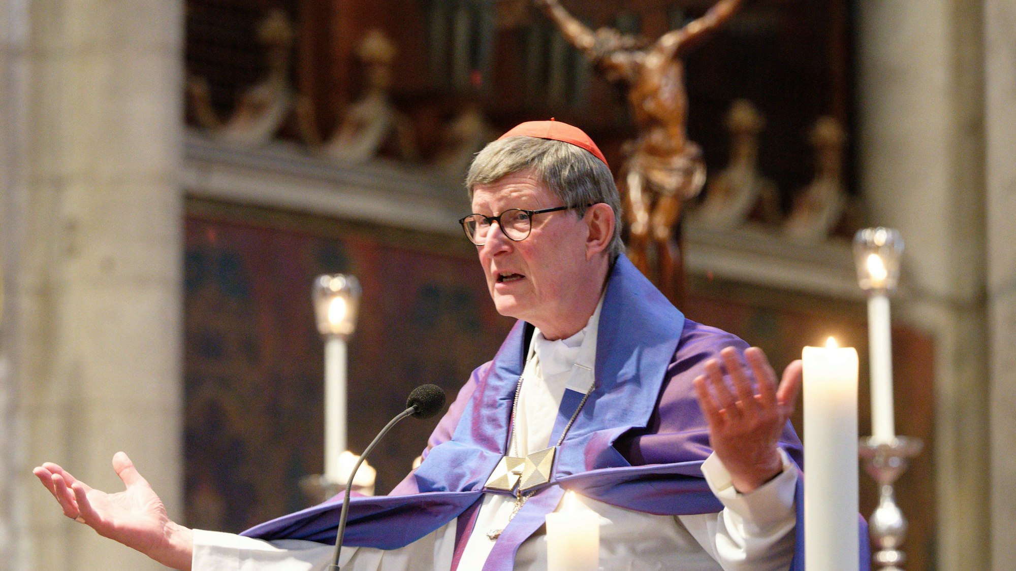 Der Kölner Kardinal Rainer Maria Woelki spricht am 25. März 2022 ein Weihegebet im Kölner Dom.