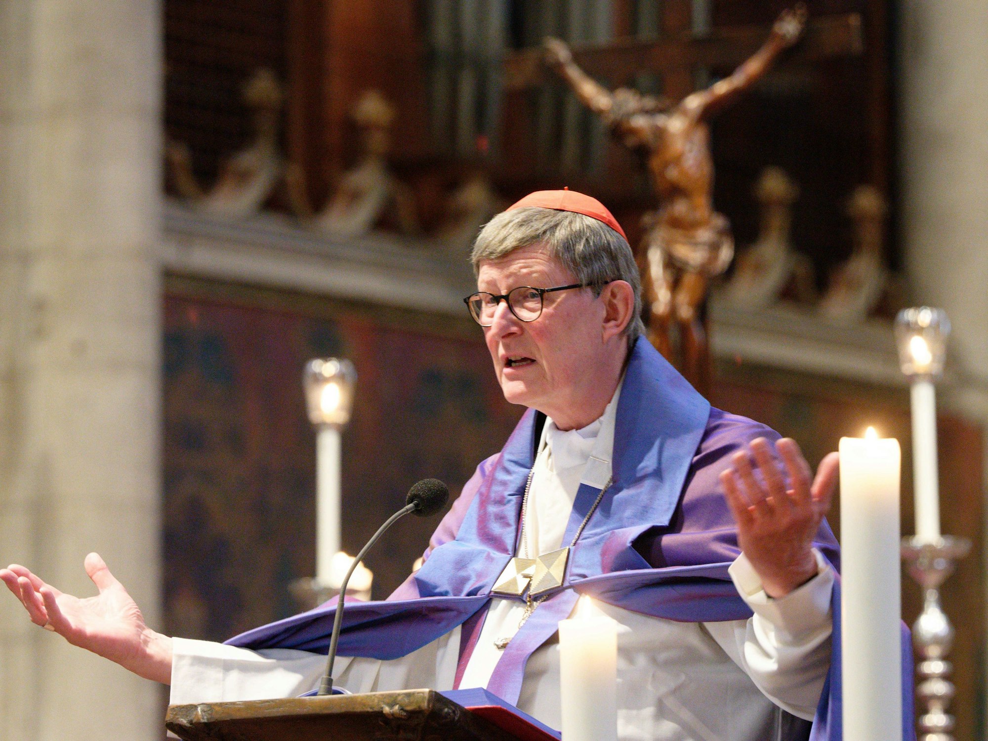 Kardinal Rainer Maria Woelki spricht ein Weihegebet für Russland und die Ukraine im Kölner Dom.