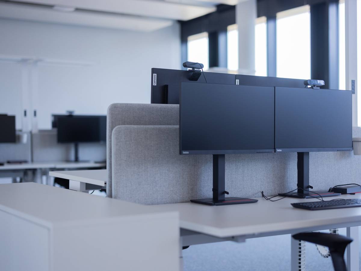 Blick auf Monitore in einem Coworking-Space im neuen Aldi Campus.
