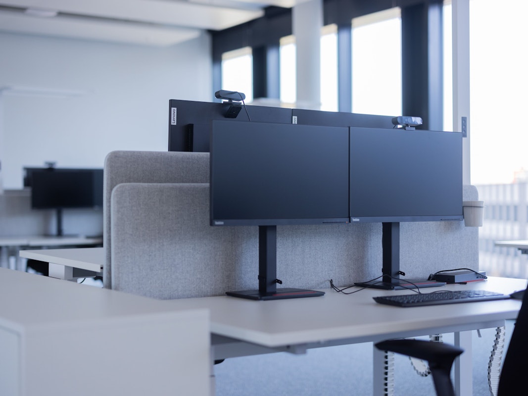 Blick auf Monitore in einem Coworking-Space im neuen Aldi Campus.
