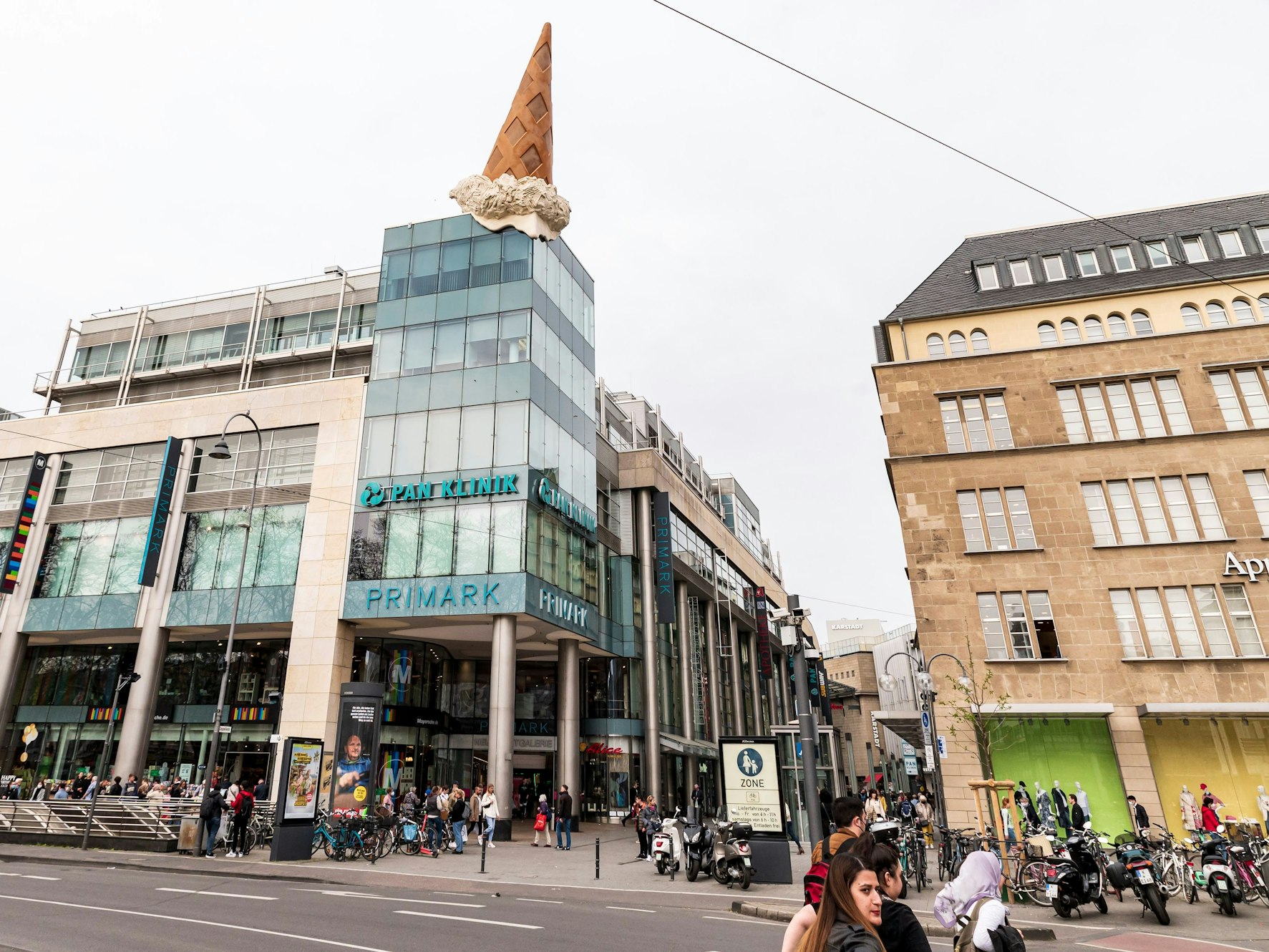 Die Neumarktgalerie am Neumarkt (Foto vom 29. März 2022). Auch in Köln findet Zensus statt. Dabei werden mehr als 90.000 Kölner befragt.