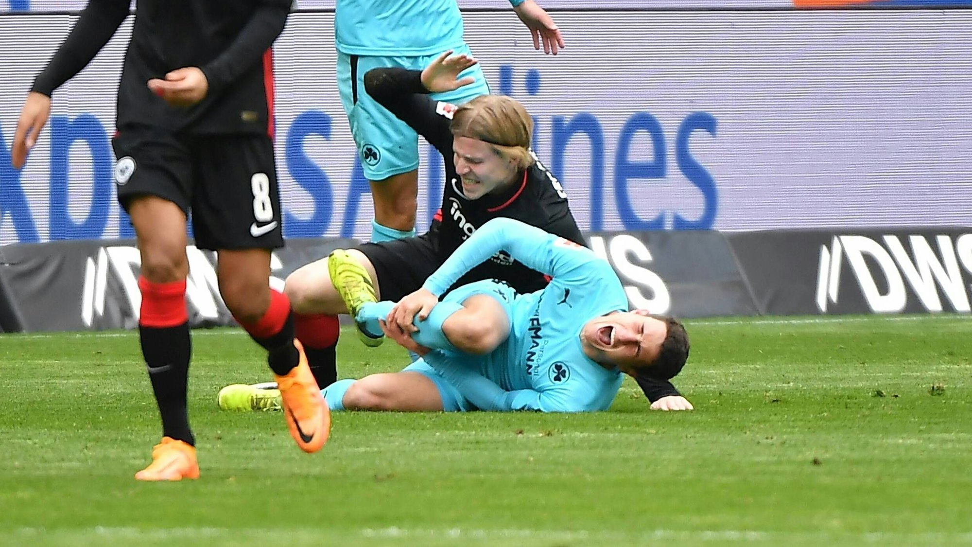 Marco Meyerhöfer liegt mit großen Schmerzen auf dem Boden.