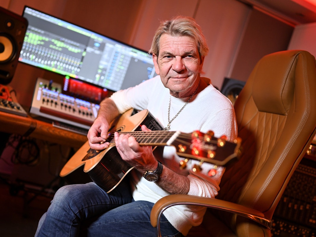 Sänger Matthias Reim probt am Abend in seinem Musikstudio.+