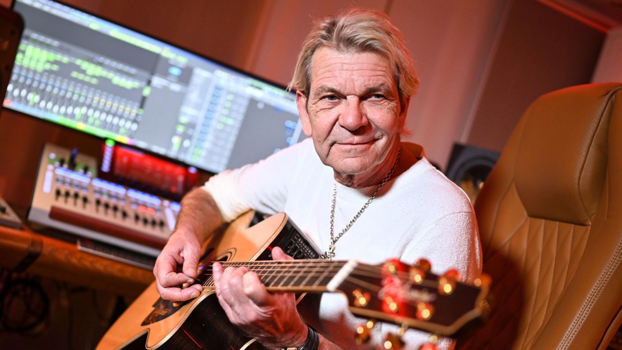 Sänger Matthias Reim probt am Abend in seinem Musikstudio.+
