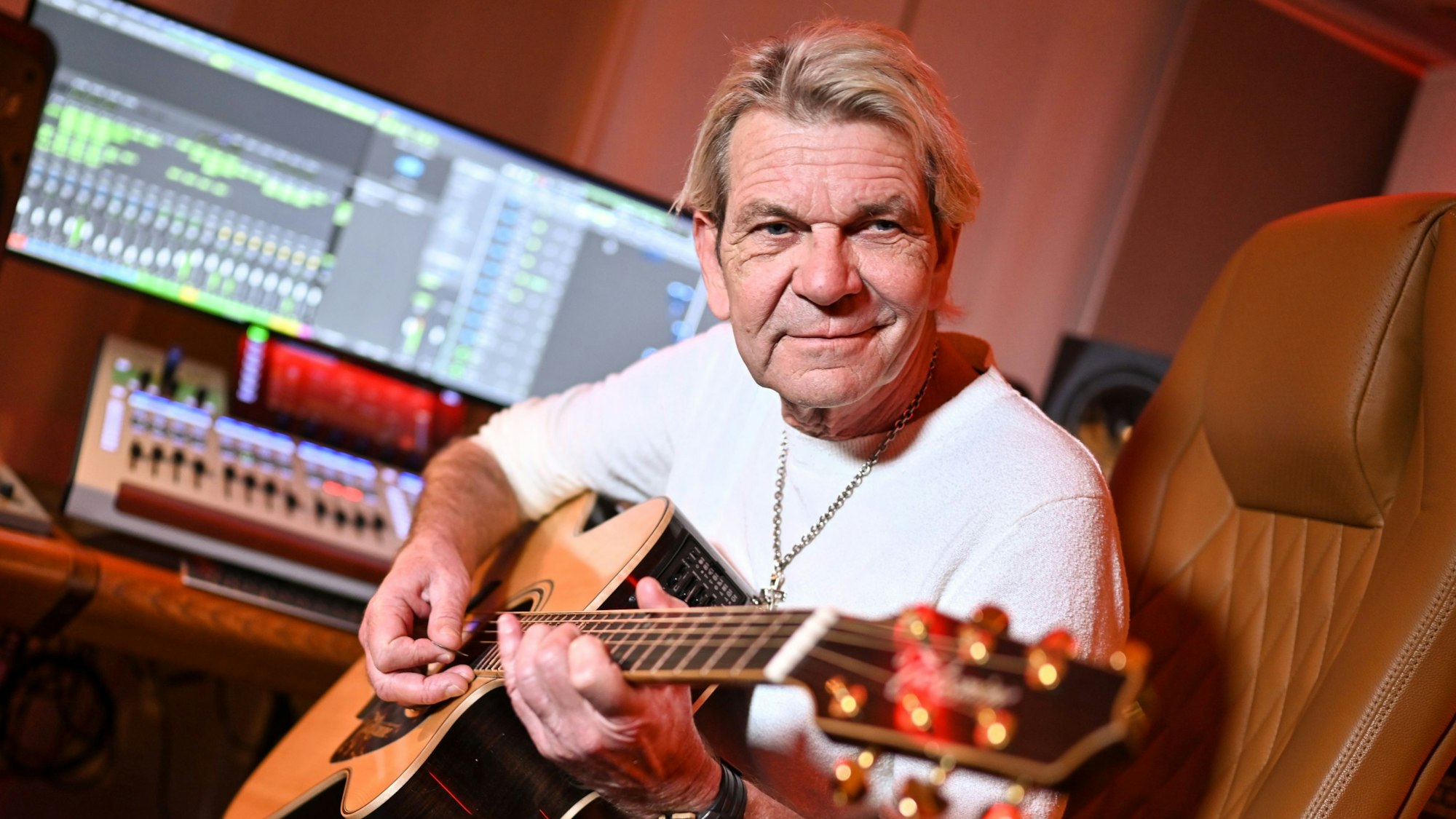 Sänger Matthias Reim probt am Abend in seinem Musikstudio.+