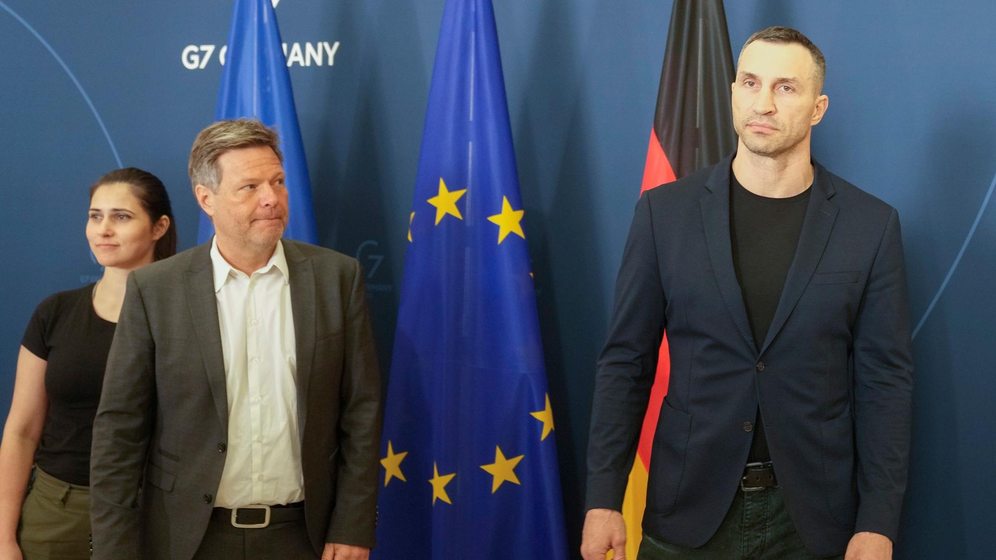 German Economy and Climate Minister Robert Habeck, center, welcomes former heavyweight boxing world champion Wladimir Klitschko, right, brother of Kyiv Mayor Vitali Klitschko, for talks in Berlin, Germany, Thursday, March 31, 2022. (AP Photo/Markus Schreiber)