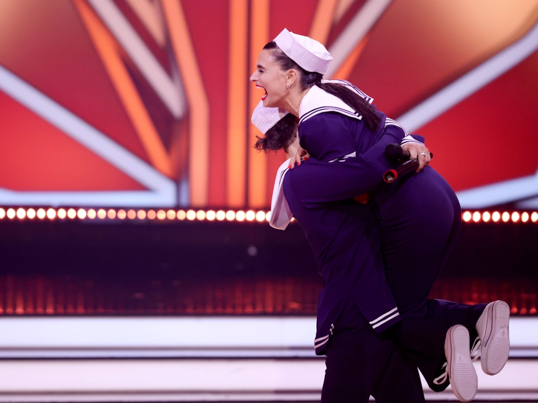 Amira Pocher und Massimo Sinatò sahnten 30 Punkte für ihren Tanz in der 6. Show von „Let's Dance“ am 1. April 2022 ab. Für Ehemann Oliver Pocher gab's eine rührende Liebeserklärung von Amira.