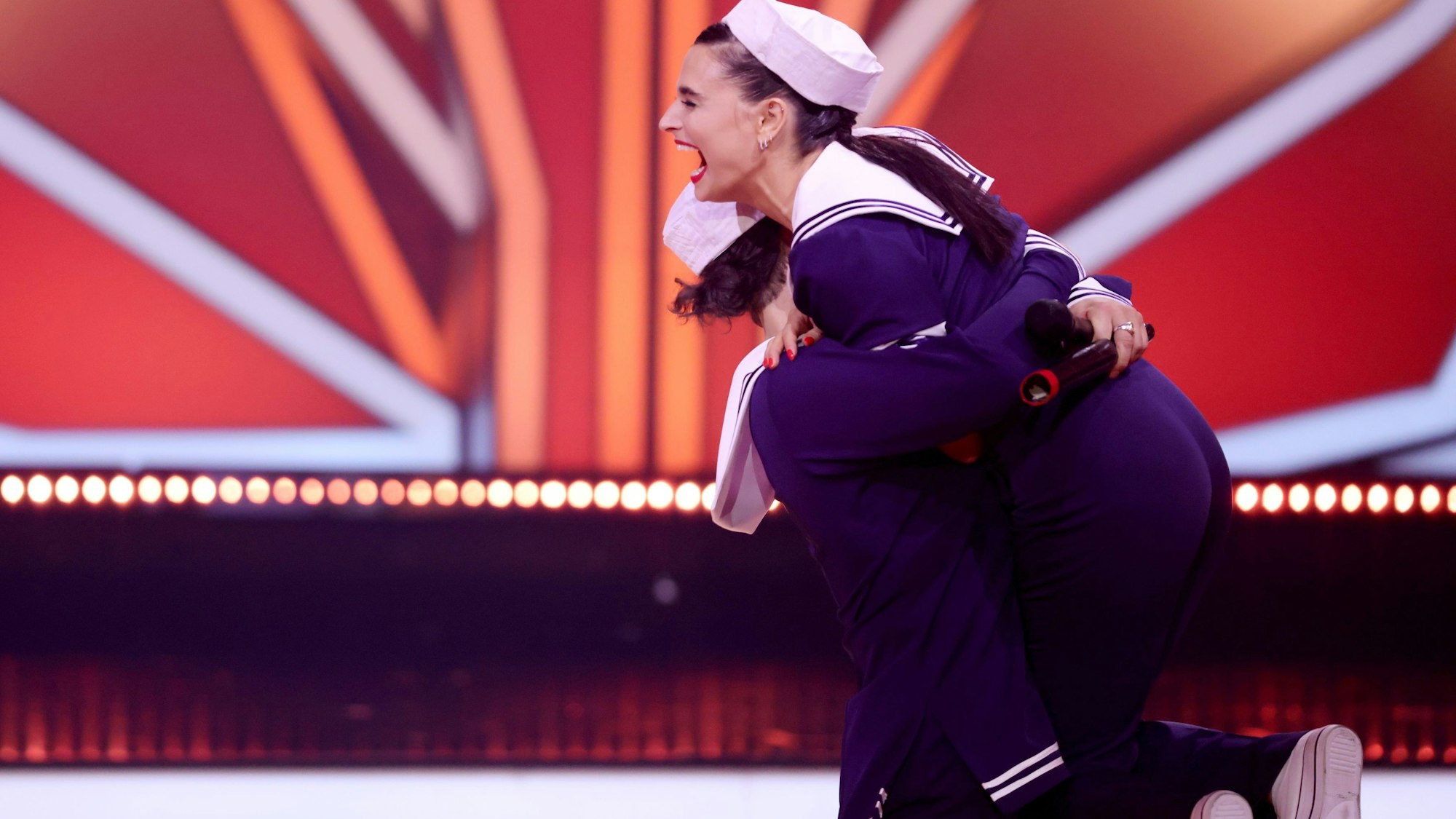 Amira Pocher und Massimo Sinatò sahnten 30 Punkte für ihren Tanz in der 6. Show von „Let's Dance“ am 1. April 2022 ab. Für Ehemann Oliver Pocher gab's eine rührende Liebeserklärung von Amira.