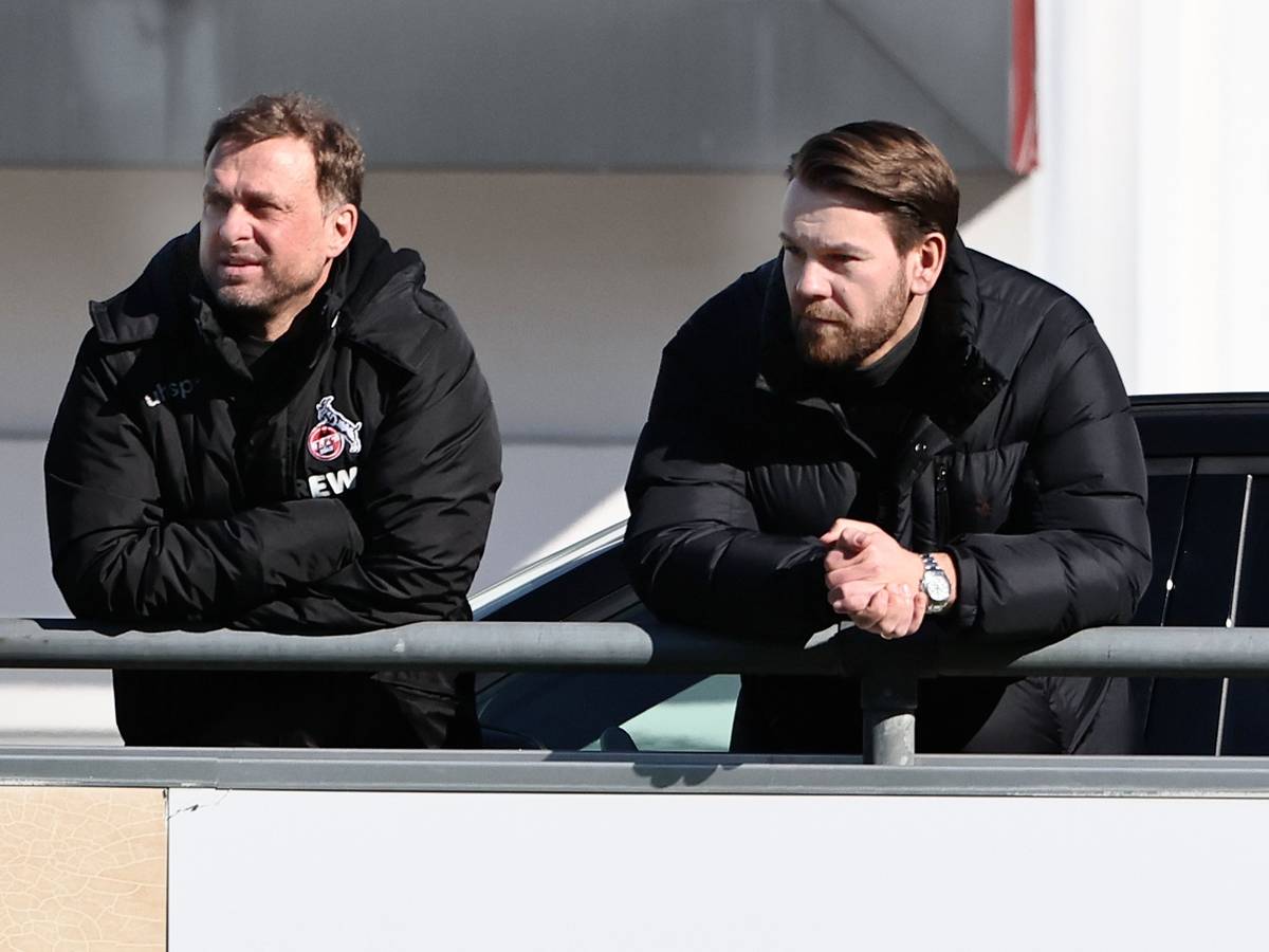 Jörg Jakobs und Thomas Kessler schauen sich gemeinsam eine Trainingseinheit des 1. FC Köln an.