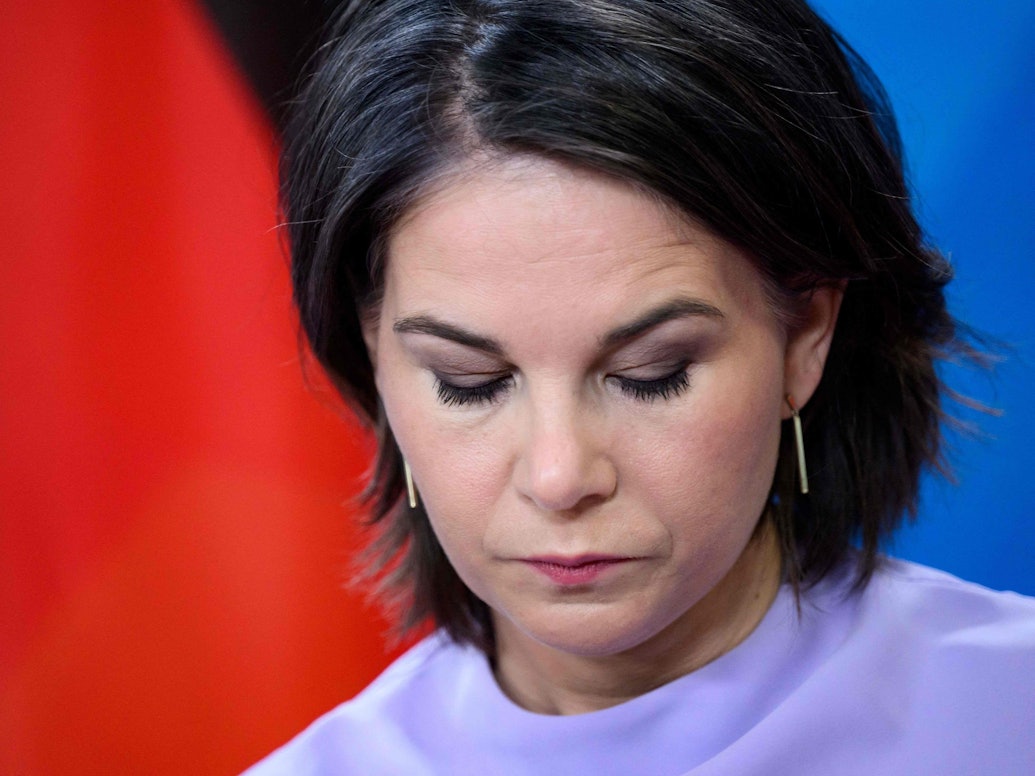 Bundesaußenministerin Annalena Baerbock hat nach dem Massaker in der Ukraine härter Sanktionen angekündigt. Das Foto entstand am 24. März 2022 auf einer Pressekonferenz in Berlin.