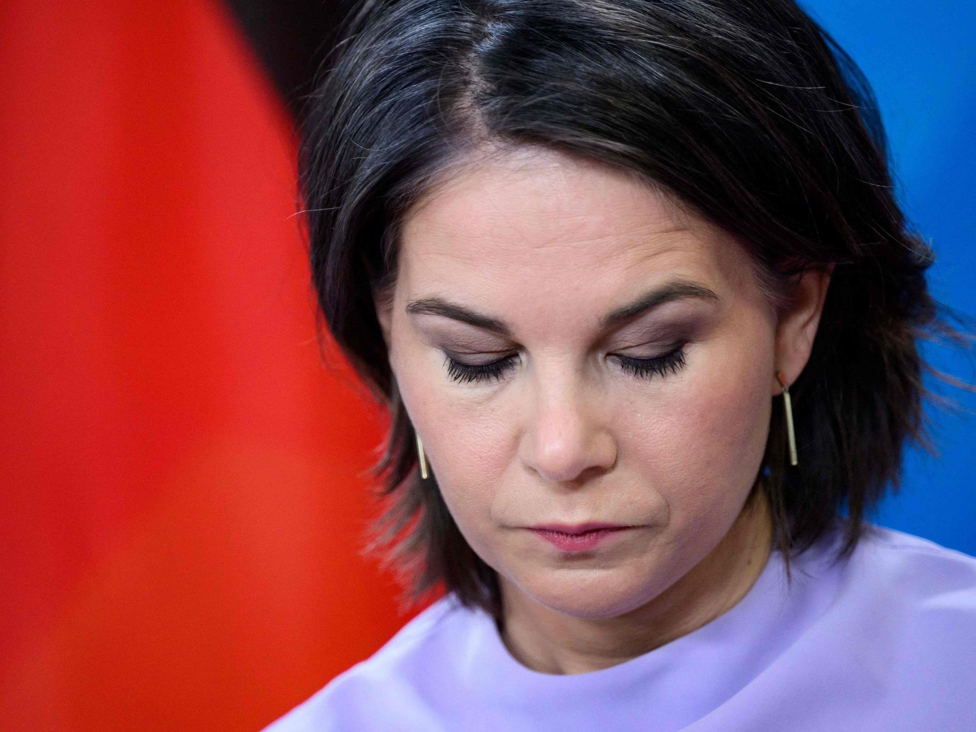 Bundesaußenministerin Annalena Baerbock hat nach dem Massaker in der Ukraine härter Sanktionen angekündigt. Das Foto entstand am 24. März 2022 auf einer Pressekonferenz in Berlin.