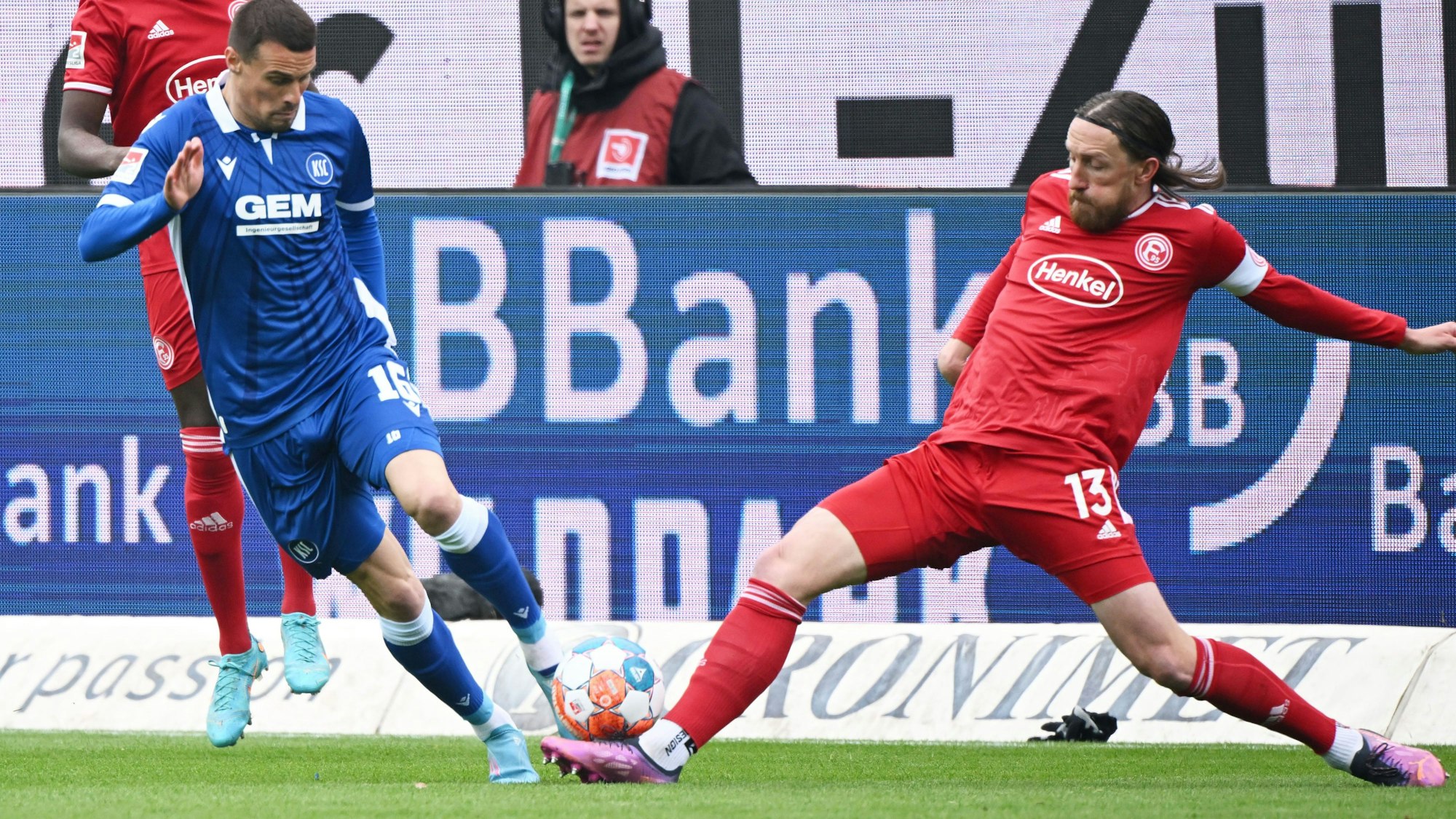 Adam Bodzek (r.) beim Auswärtsspiel von Fortuna Düsseldorf im Zweikampf mit Philip Heise vom Karlsruher SC.