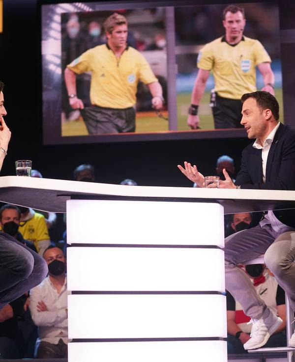 Sportstudio: Dunja Hayali im Gespräch mit Felix Zwayer.