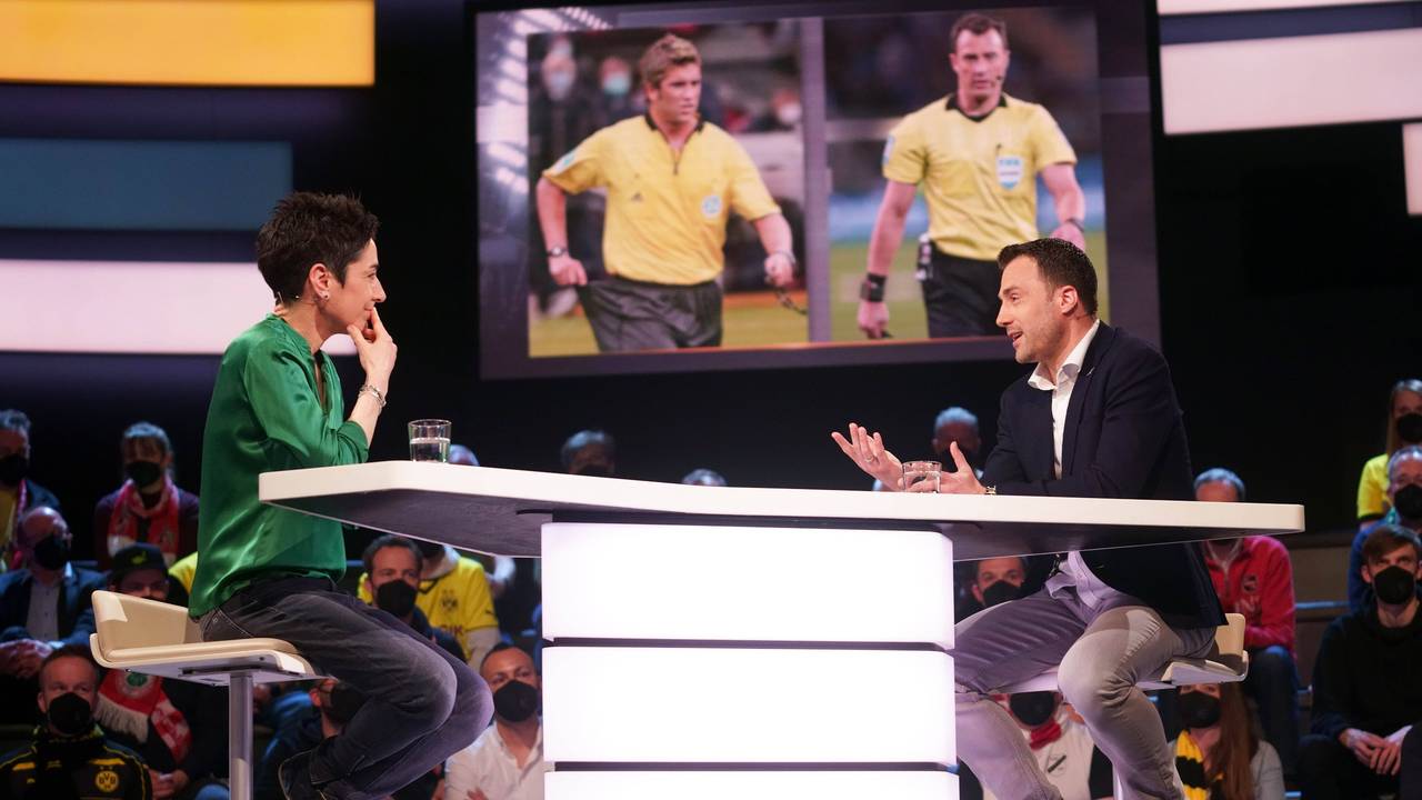 Sportstudio: Dunja Hayali im Gespräch mit Felix Zwayer.