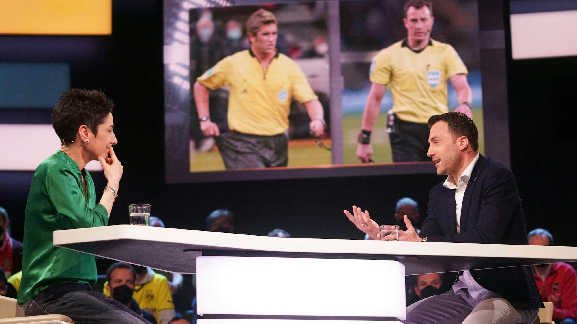 Sportstudio: Dunja Hayali im Gespräch mit Felix Zwayer.