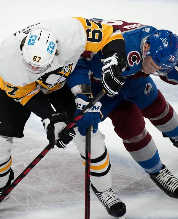 Nico Sturm liefert sich beim Sieg seiner Colorado Avalanche bei den Pittsburgh Penguins ein heißes Duell mit Genspieler Rickard Rakell.