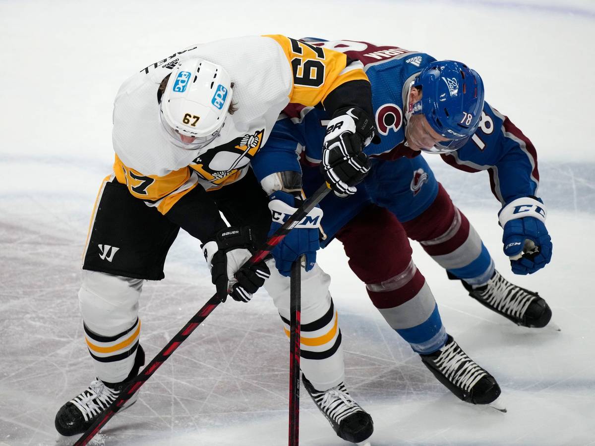 Nico Sturm liefert sich beim Sieg seiner Colorado Avalanche bei den Pittsburgh Penguins ein heißes Duell mit Genspieler Rickard Rakell.