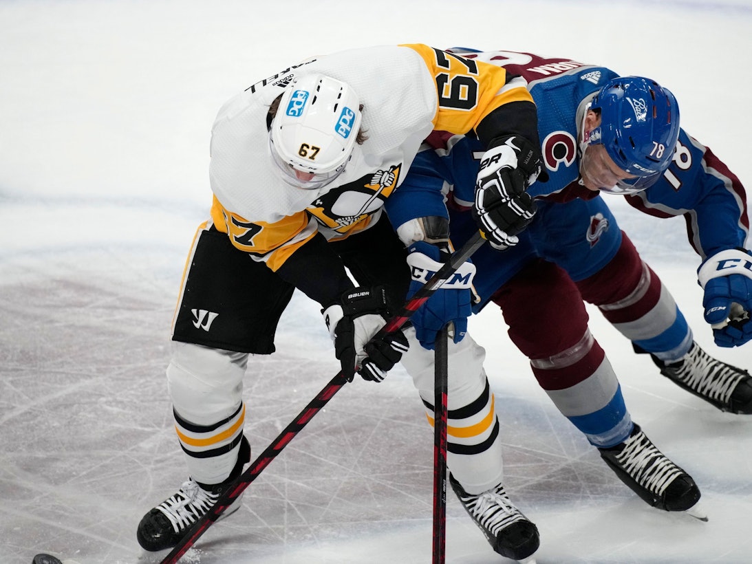 Nico Sturm liefert sich beim Sieg seiner Colorado Avalanche bei den Pittsburgh Penguins ein heißes Duell mit Genspieler Rickard Rakell.