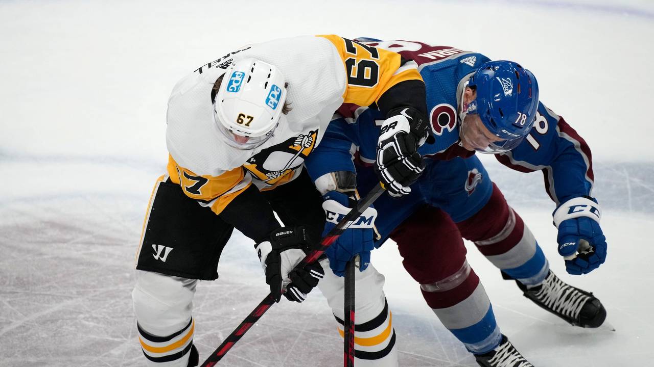 Nico Sturm liefert sich beim Sieg seiner Colorado Avalanche bei den Pittsburgh Penguins ein heißes Duell mit Genspieler Rickard Rakell.