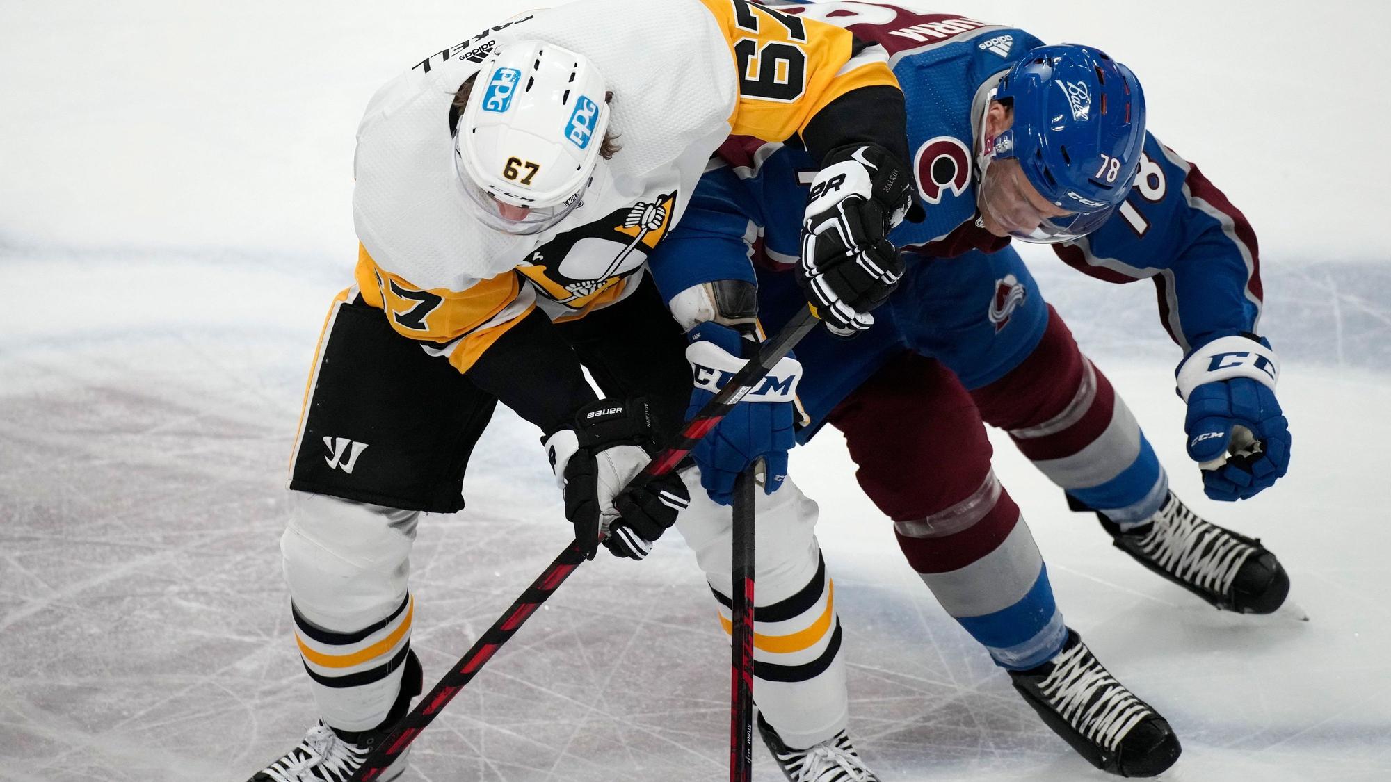 Nico Sturm liefert sich beim Sieg seiner Colorado Avalanche bei den Pittsburgh Penguins ein heißes Duell mit Genspieler Rickard Rakell.