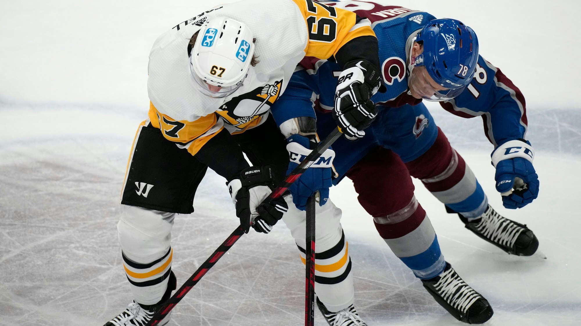 Nico Sturm liefert sich beim Sieg seiner Colorado Avalanche bei den Pittsburgh Penguins ein heißes Duell mit Genspieler Rickard Rakell.