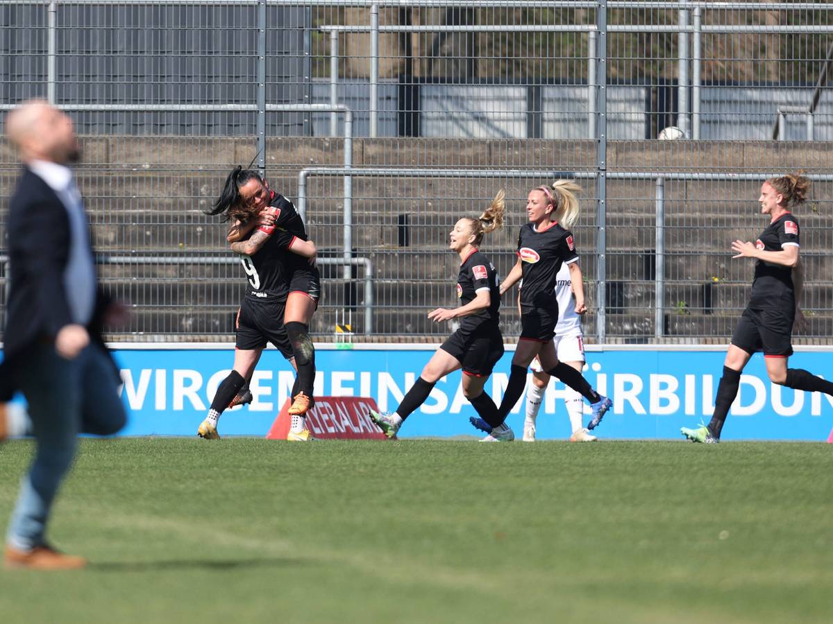 Die Frauen des 1. FC Köln bejubeln ihren Führungstreffer im Rhein-Duell gegen Bayer Leverkusen.