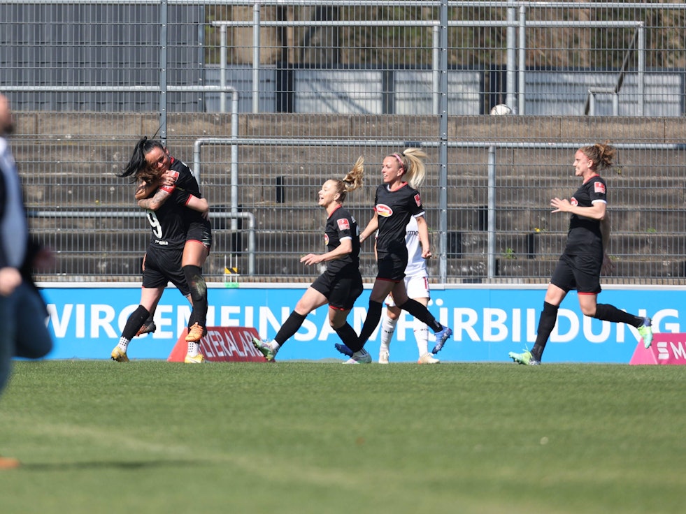 Die Frauen des 1. FC Köln bejubeln ihren Führungstreffer im Rhein-Duell gegen Bayer Leverkusen.