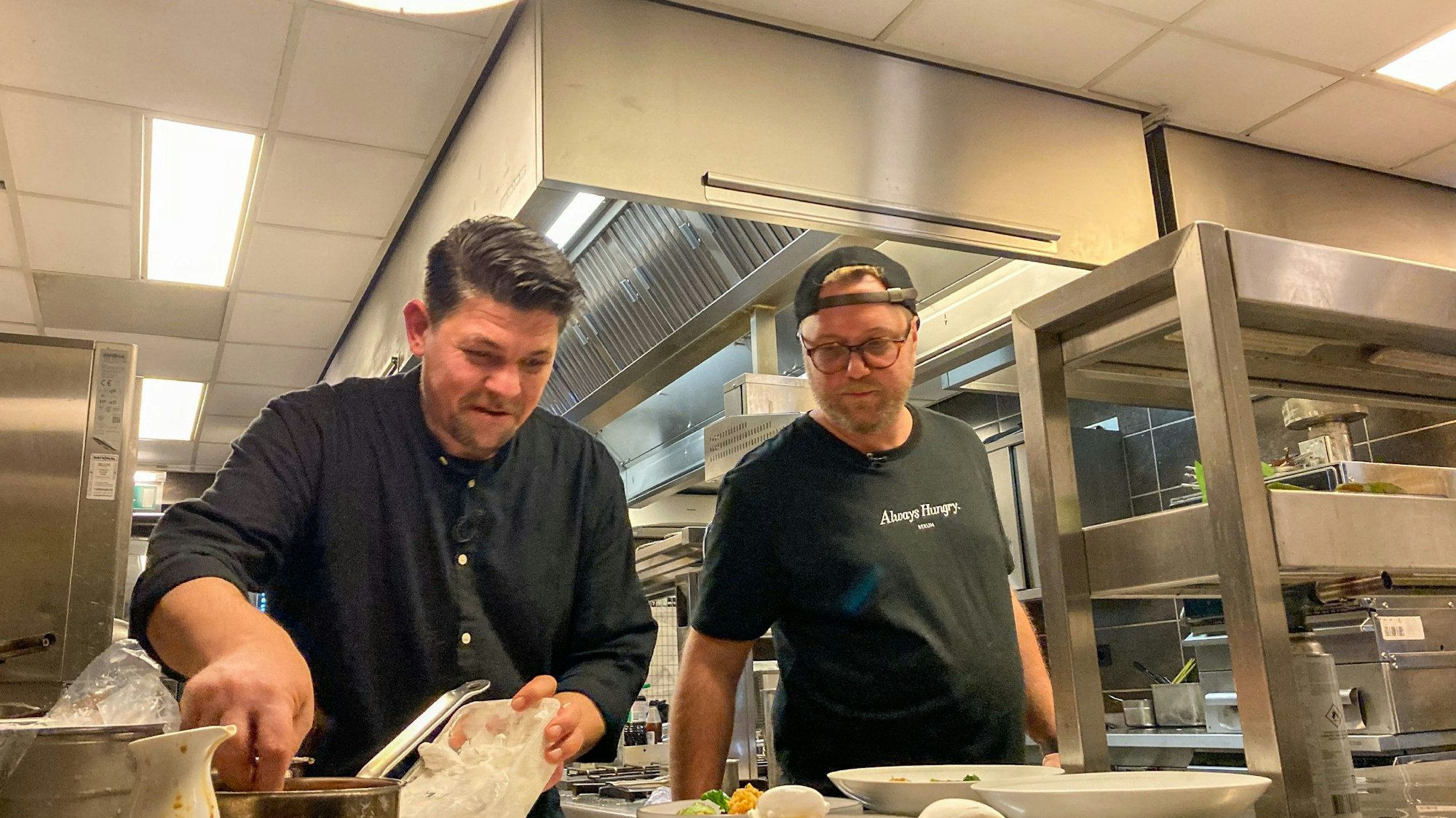 Das würzige Gericht mit scharfem Eis stellt Tim Mälzer (links) und Max Strohe vor viele Fragezeichen.